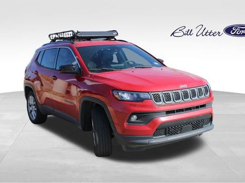 Used 2023 Jeep Compass Latitude image 3