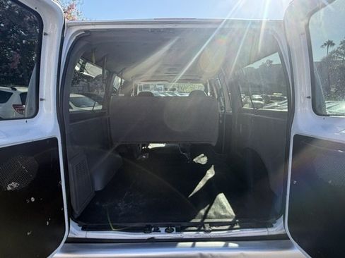 Used 2002 Ford E-150 and Econoline 150 Wagon RWD image 9