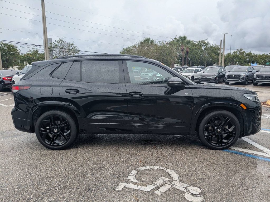 Certified 2026 Volkswagen Tiguan SE R-Line FWD image 7