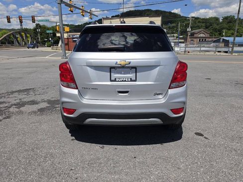 Used 2021 Chevrolet Trax LT w/ Premium Seat Package AWD/4WD image 6