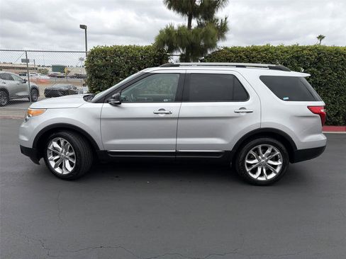 Used 2015 Ford Explorer XLT w/ Equipment Group 202B FWD image 3