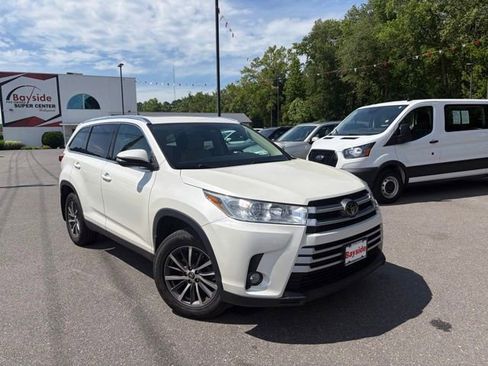 Used 2019 Toyota Highlander XLE AWD/4WD image 2