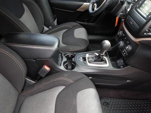 Used 2017 Jeep Cherokee Sport w/ Cold Weather Group image 19