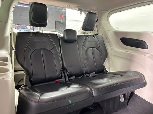 Used 2023 Chrysler Pacifica Touring-L image 13