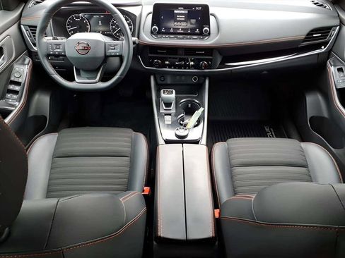 Used 2025 Nissan Rogue SV image 10