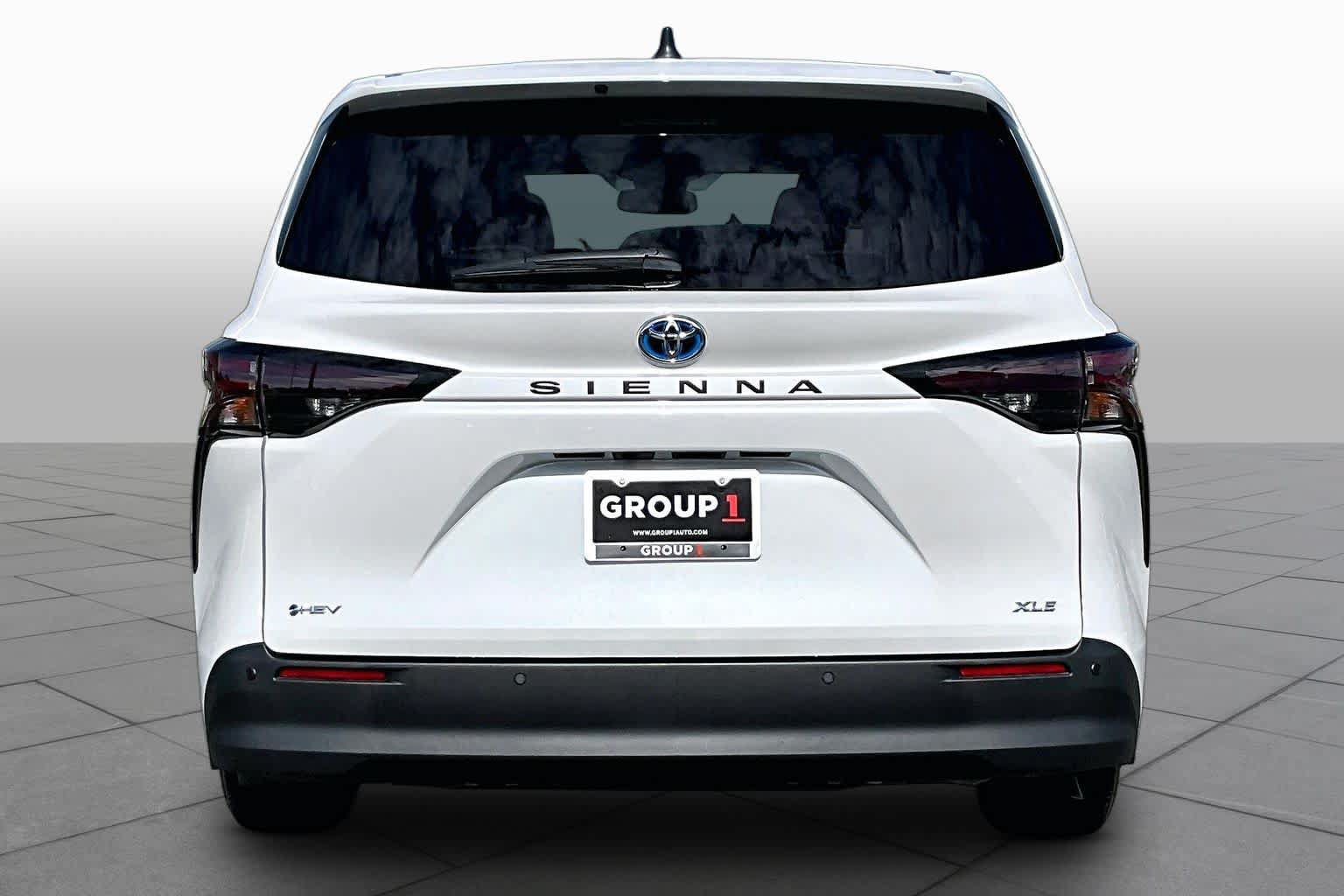 Used 2025 Toyota Sienna XLE FWD image 5