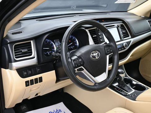 Used 2019 Toyota Highlander XLE AWD/4WD image 23