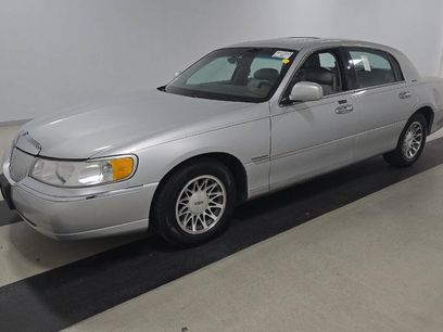 Used 2000 Lincoln Town Car Signature
