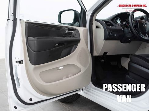 Used 2018 Dodge Grand Caravan SE w/ UConnect Hands-Free Group FWD image 6