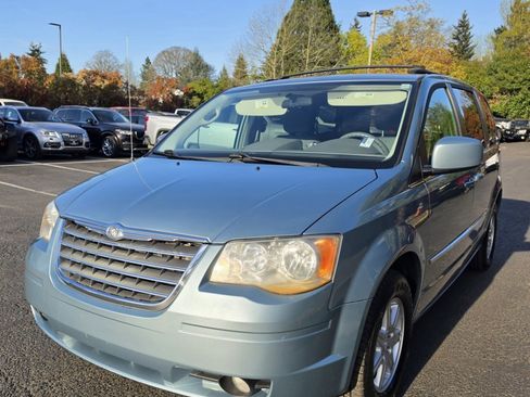 Used 2010 Chrysler Town & Country Touring FWD image 5