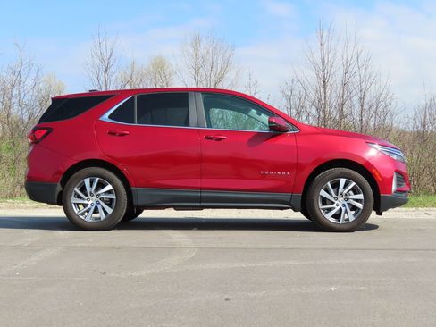 Used 2023 Chevrolet Equinox LT image 2