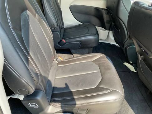 Used 2023 Chrysler Pacifica Touring-L FWD image 30