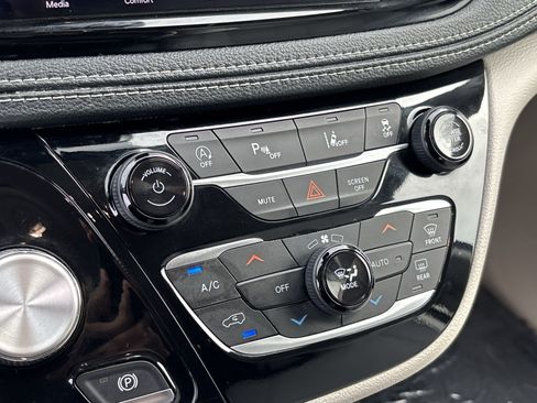 Used 2021 Chrysler Pacifica Touring-L FWD image 16