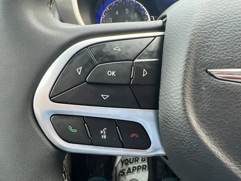Certified 2024 Chrysler Pacifica Touring-L FWD image 21