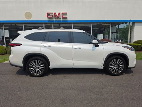 Used 2021 Toyota Highlander Platinum AWD/4WD image 2