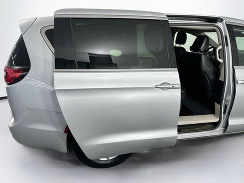 Used 2024 Chrysler Pacifica Touring-L FWD image 33