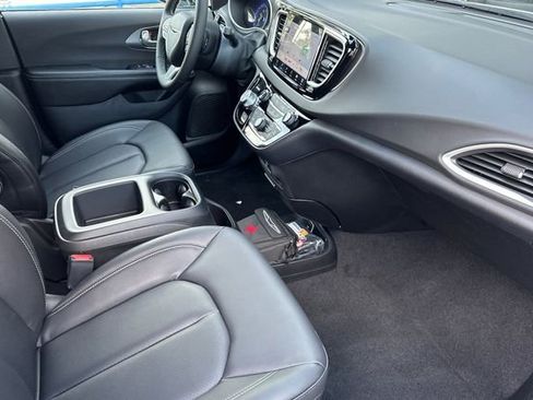 New 2026 Chrysler Voyager LX image 17