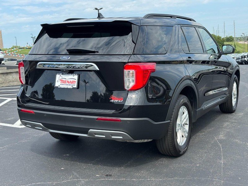 Used 2024 Ford Explorer XLT AWD/4WD image 3