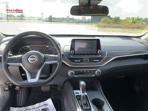 Used 2025 Nissan Altima 2.5 SV image 16