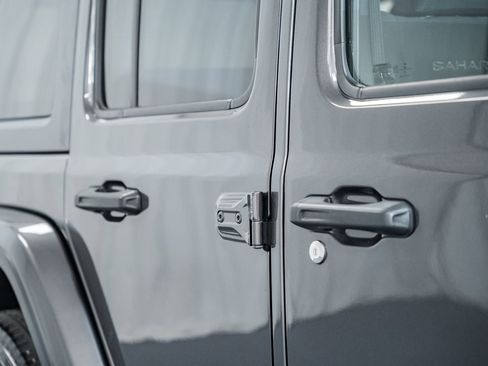 Used 2018 Jeep Wrangler Unlimited Sahara image 13