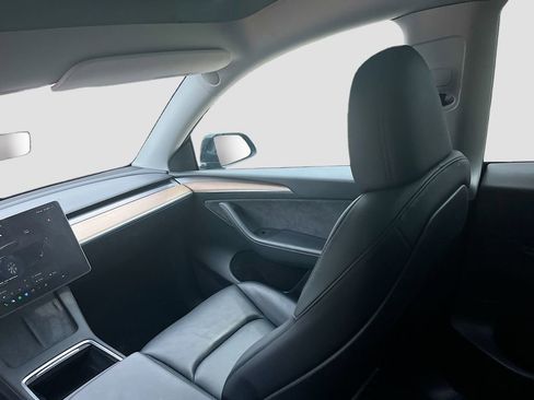 Used 2023 Tesla Model Y Long Range image 22