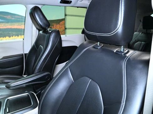 Used 2023 Chrysler Pacifica Touring-L image 21