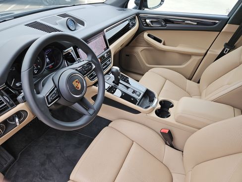 Certified 2026 Porsche Macan AWD/4WD image 4