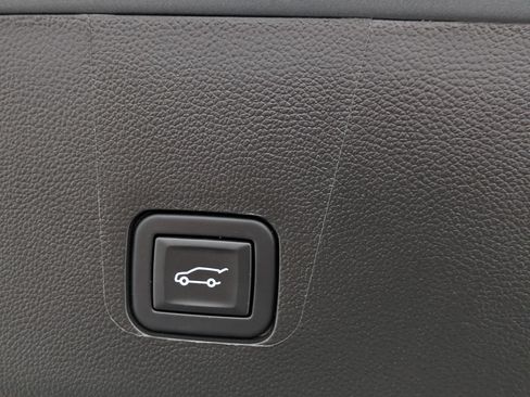 Used 2023 Chevrolet Traverse LT AWD/4WD image 16