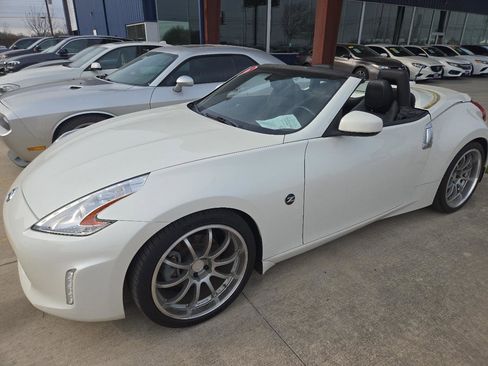 Used 2016 Nissan 370Z Touring image 7