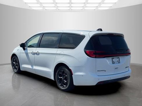 Certified 2024 Chrysler Pacifica Limited FWD image 4