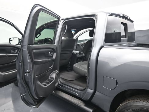 Used 2019 Nissan Titan SV w/ SV Convenience Package RWD image 18