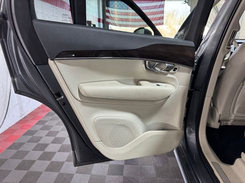 Used 2017 Volvo XC90 T6 Momentum w/ Vision Package image 10