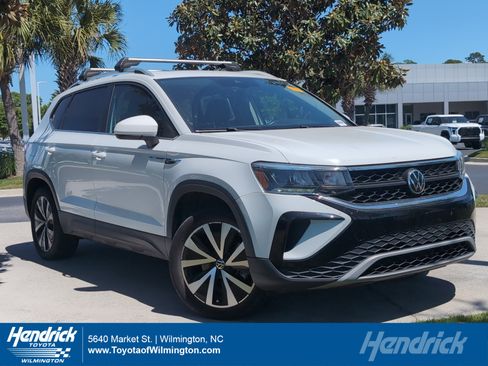 Used 2022 Volkswagen Taos SE image 1