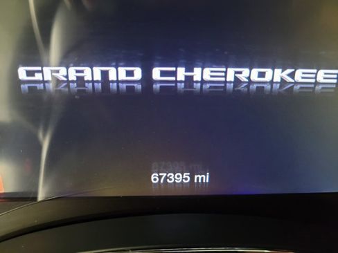 Used 2018 Jeep Grand Cherokee Laredo image 3
