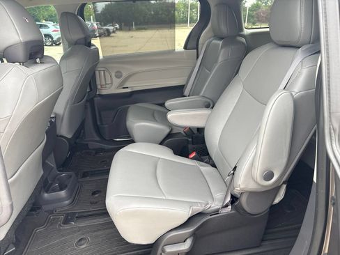 Used 2023 Toyota Sienna XLE AWD/4WD image 21