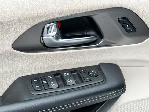 Used 2023 Chrysler Pacifica Touring-L FWD image 23
