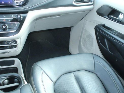 Used 2022 Chrysler Pacifica Touring-L image 16