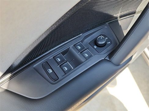 New 2025 Volkswagen Tiguan SE image 11