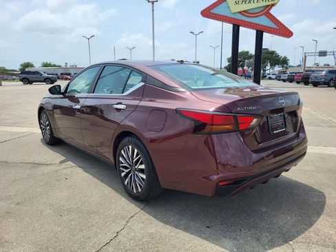 Used 2025 Nissan Altima 2.5 SV FWD image 14