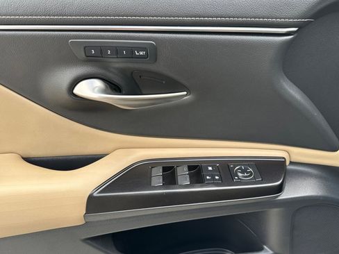 Used 2019 Lexus ES 300h w/ Accessory Package 2 image 11