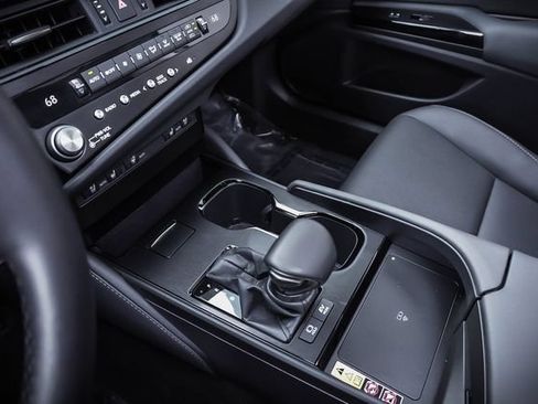 Used 2025 Lexus ES 300h w/ Premium Package FWD image 17