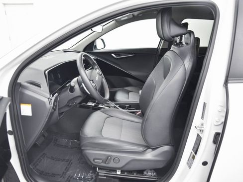 Used 2023 Kia Niro EX image 13