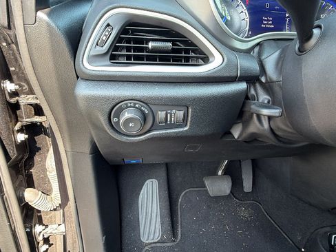 Used 2025 Chrysler Pacifica Select FWD image 25