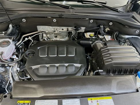 Used 2025 Volkswagen Atlas SE AWD/4WD image 36