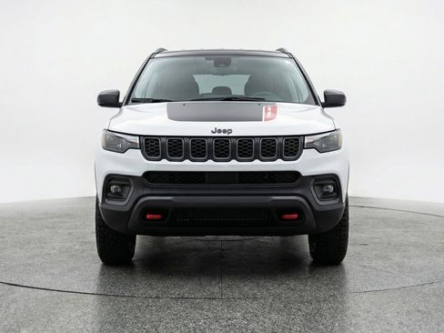 Used 2025 Jeep Compass Trailhawk image 2
