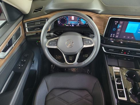 Used 2024 Volkswagen Atlas SE w/ Panoramic Sunroof Package FWD image 13