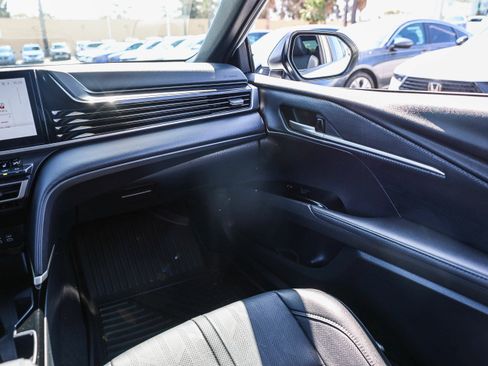 Used 2025 Toyota Camry XSE FWD image 5
