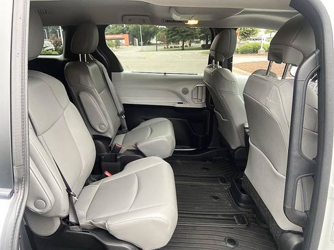 Used 2025 Toyota Sienna XLE w/ XLE Plus Package FWD image 19