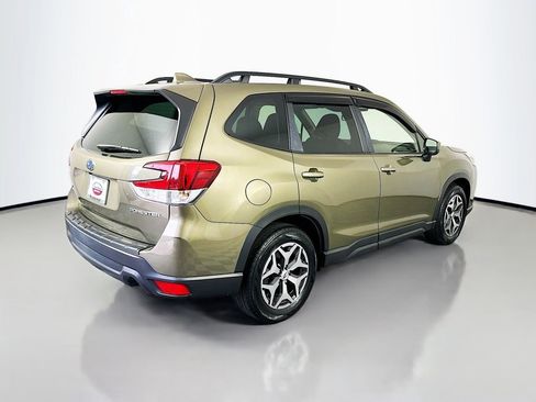 Used 2022 Subaru Forester Premium AWD/4WD image 5