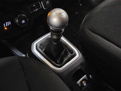 Used 2018 Jeep Renegade Altitude image 33